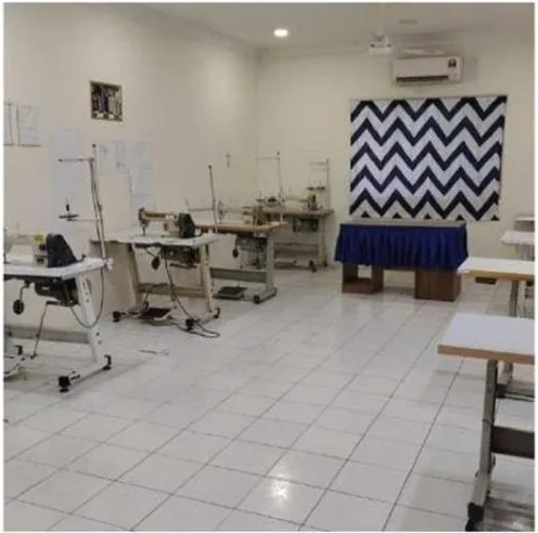 Bengkel jahitan yang dilengkapi mesin untuk latihan peserta