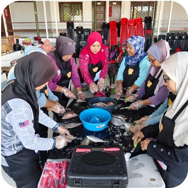 Sesi amali pemprosesan produk hasilan laut bersama peserta