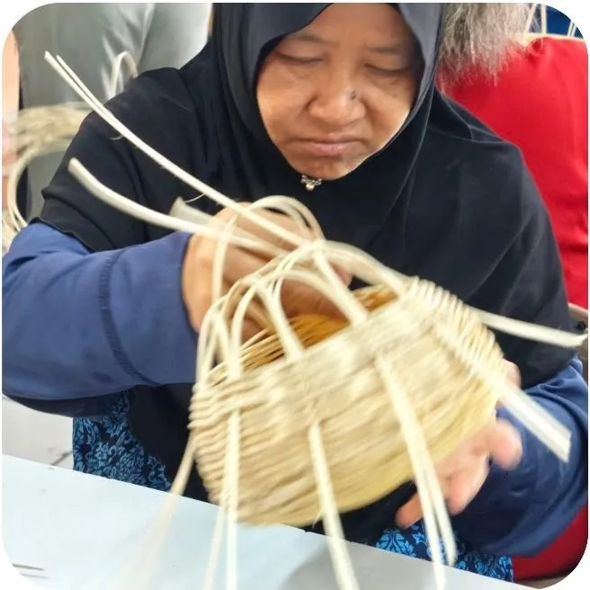 Peserta kursus kraf tangan menghasilkan anyaman bakul