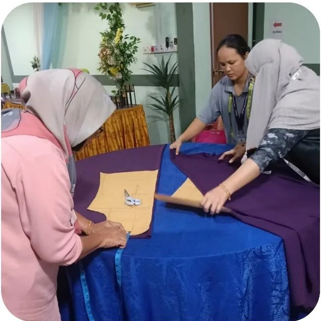 Sesi amali jahitan bersama tenaga pengajar S.Z Enterprise