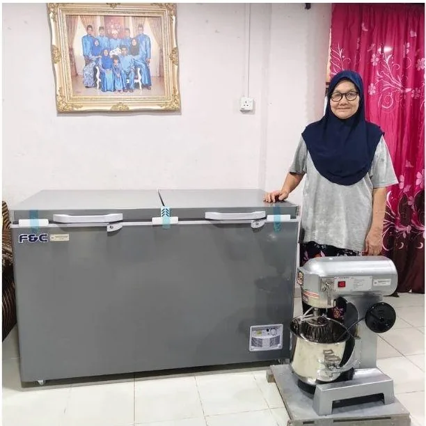 Penyampaian peralatan kepada penerima projek