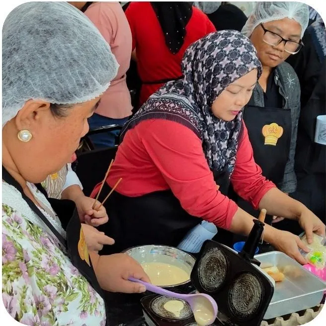 Peserta kursus menyediakan hidangan semasa sesi amali