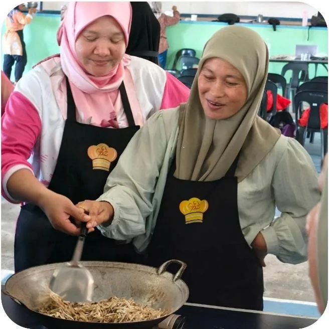 Sesi amali pemprosesan makanan bersama peserta kursus